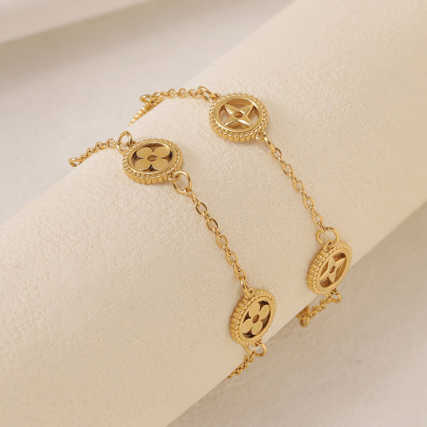 ASTRA® HOLLOW CLOVER BRACELET