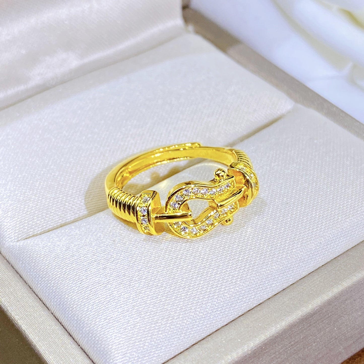 ASTRA® PAVÉ HORSEBIT TWISTED RING