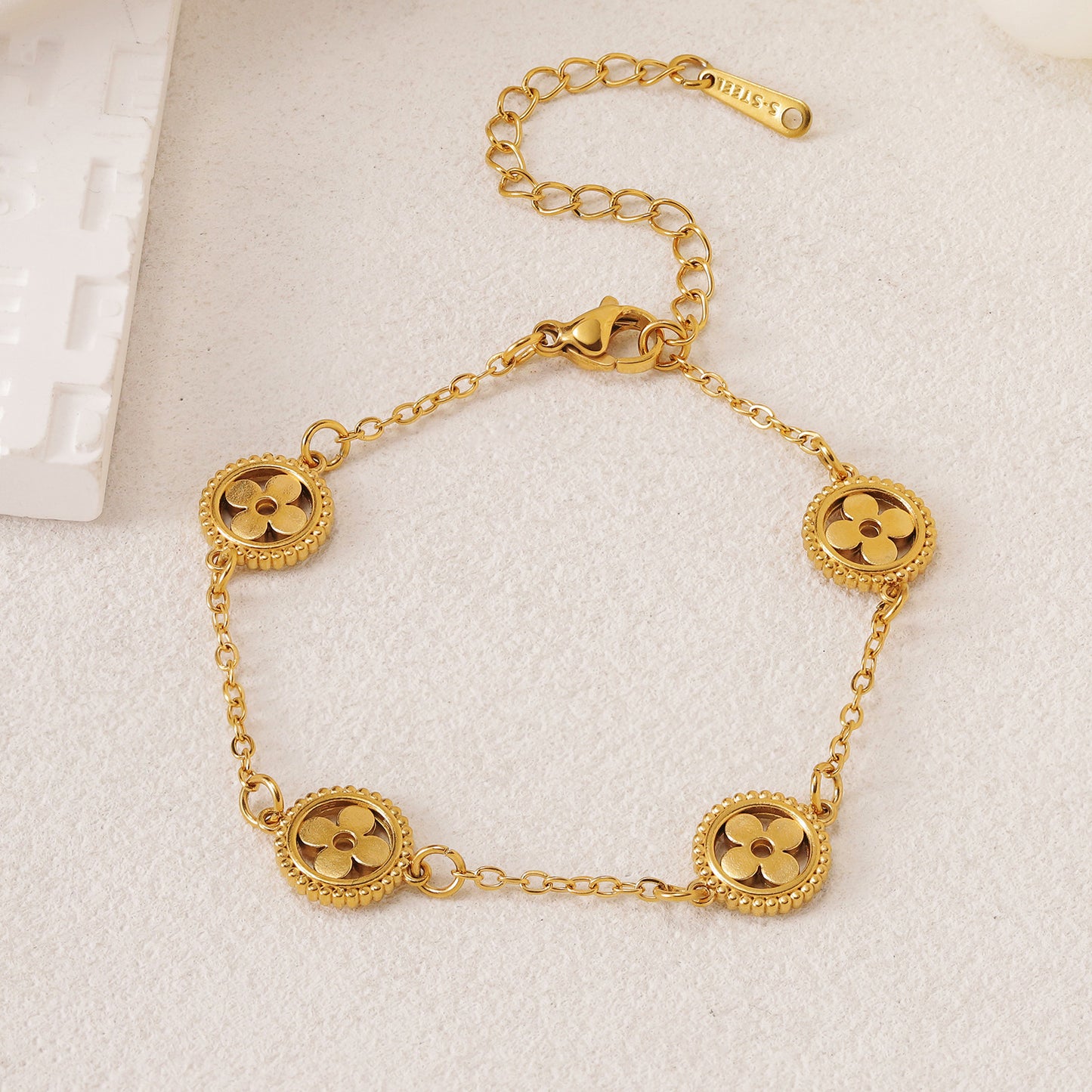 ASTRA® HOLLOW CLOVER BRACELET