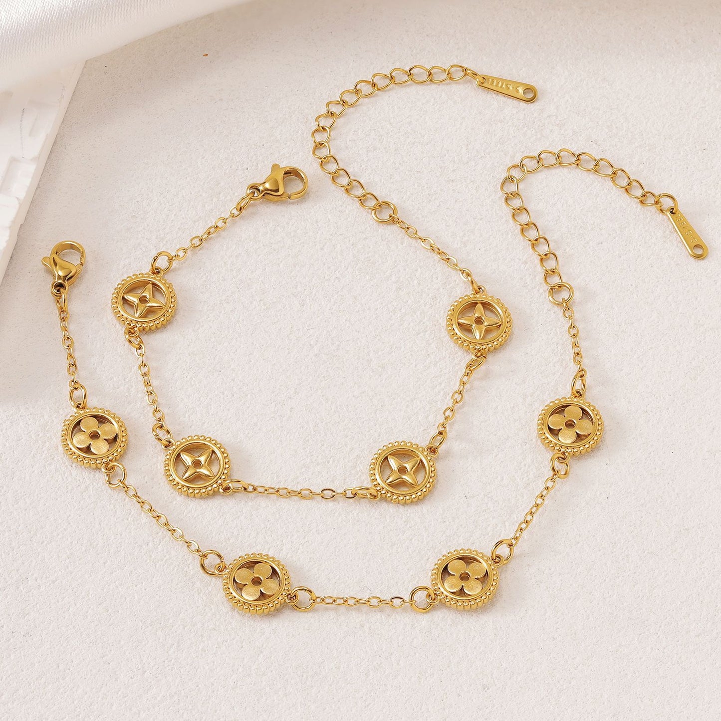 ASTRA® HOLLOW CLOVER BRACELET