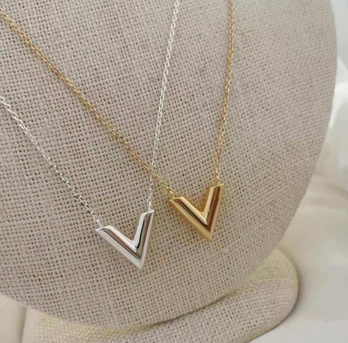 ASTRA® V SIGNATURE NECKLACE
