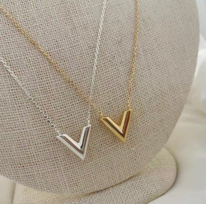 ASTRA® V SIGNATURE NECKLACE