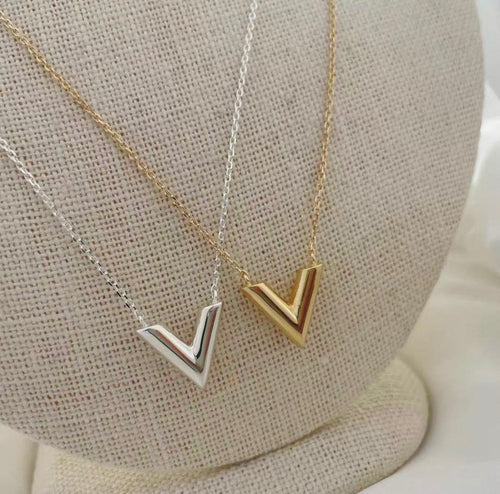 ASTRA® V SIGNATURE NECKLACE