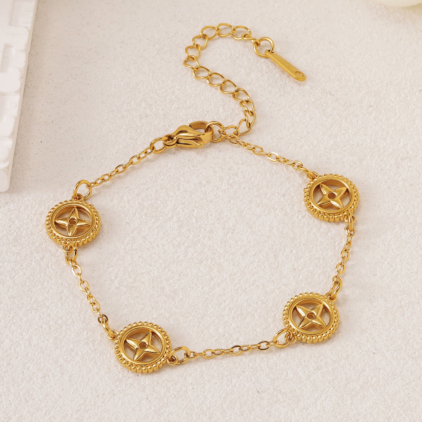 ASTRA® HOLLOW CLOVER BRACELET