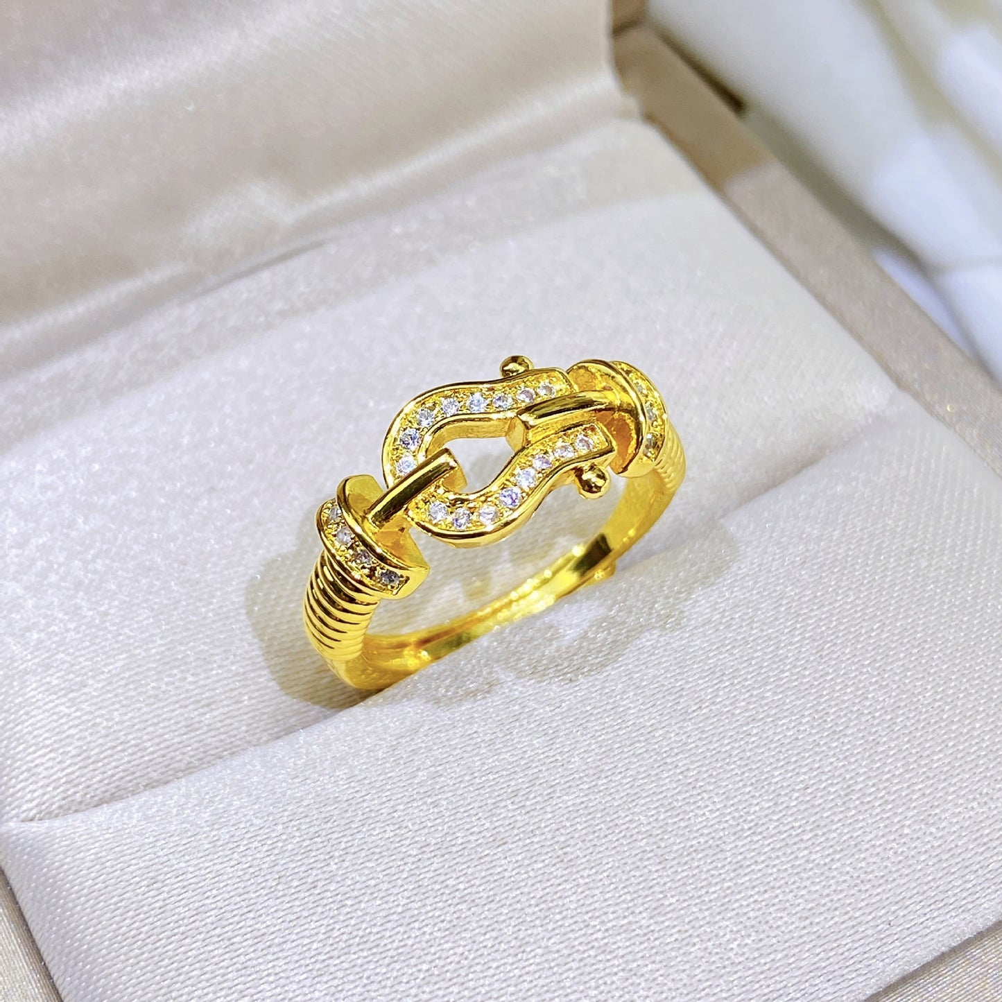 ASTRA® PAVÉ HORSEBIT TWISTED RING