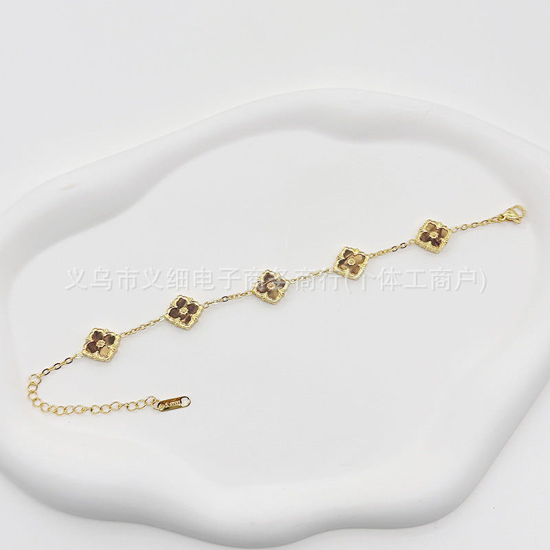 Chic Geometric Quatrefoil Statement Wristwear